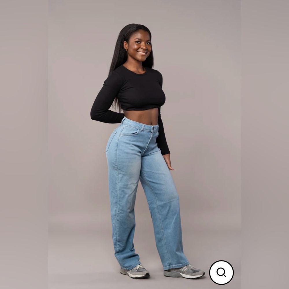 Small FitJeans, loose style in color Arctic Light Blue.